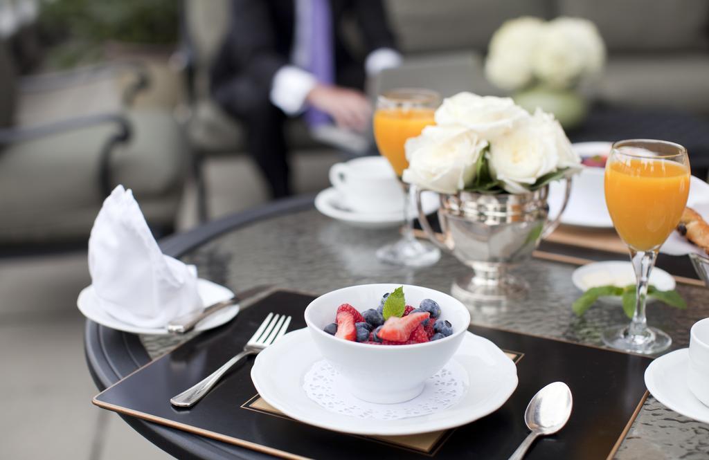 Wedgewood Hotel & Spa - Relais & Chateaux Vancouver Exteriér fotografie A breakfast table at the Mandarin Oriental, Paris