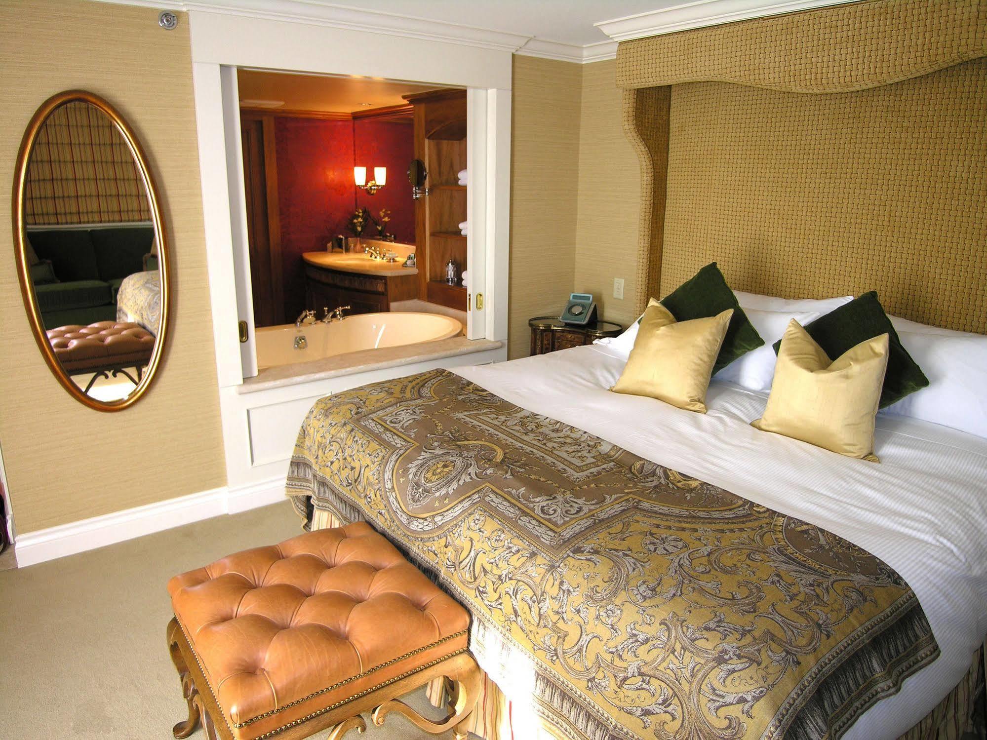 Wedgewood Hotel & Spa - Relais & Chateaux Vancouver Exteriér fotografie A bedroom at the hotel