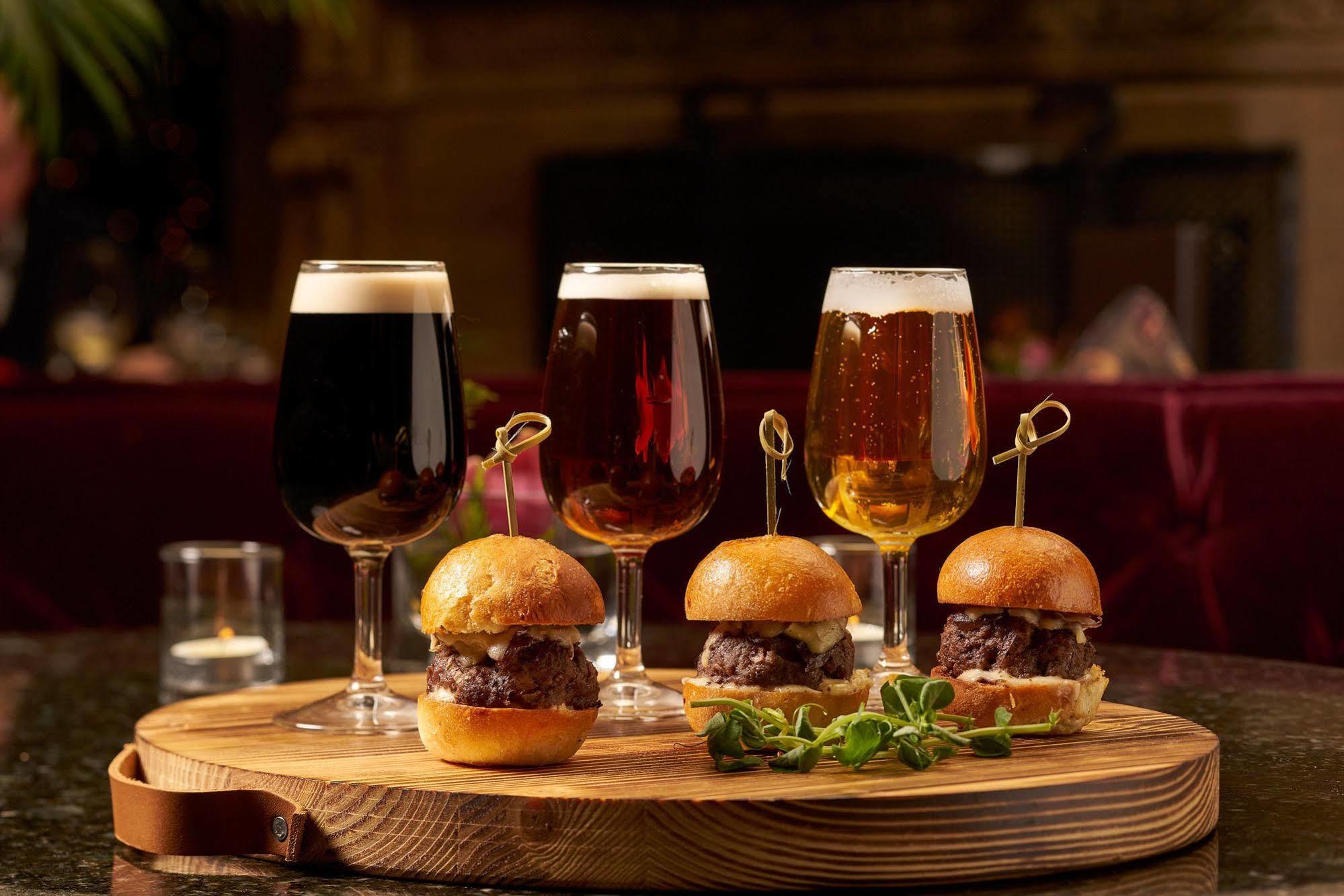 Wedgewood Hotel & Spa - Relais & Chateaux Vancouver Exteriér fotografie Beer and sliders