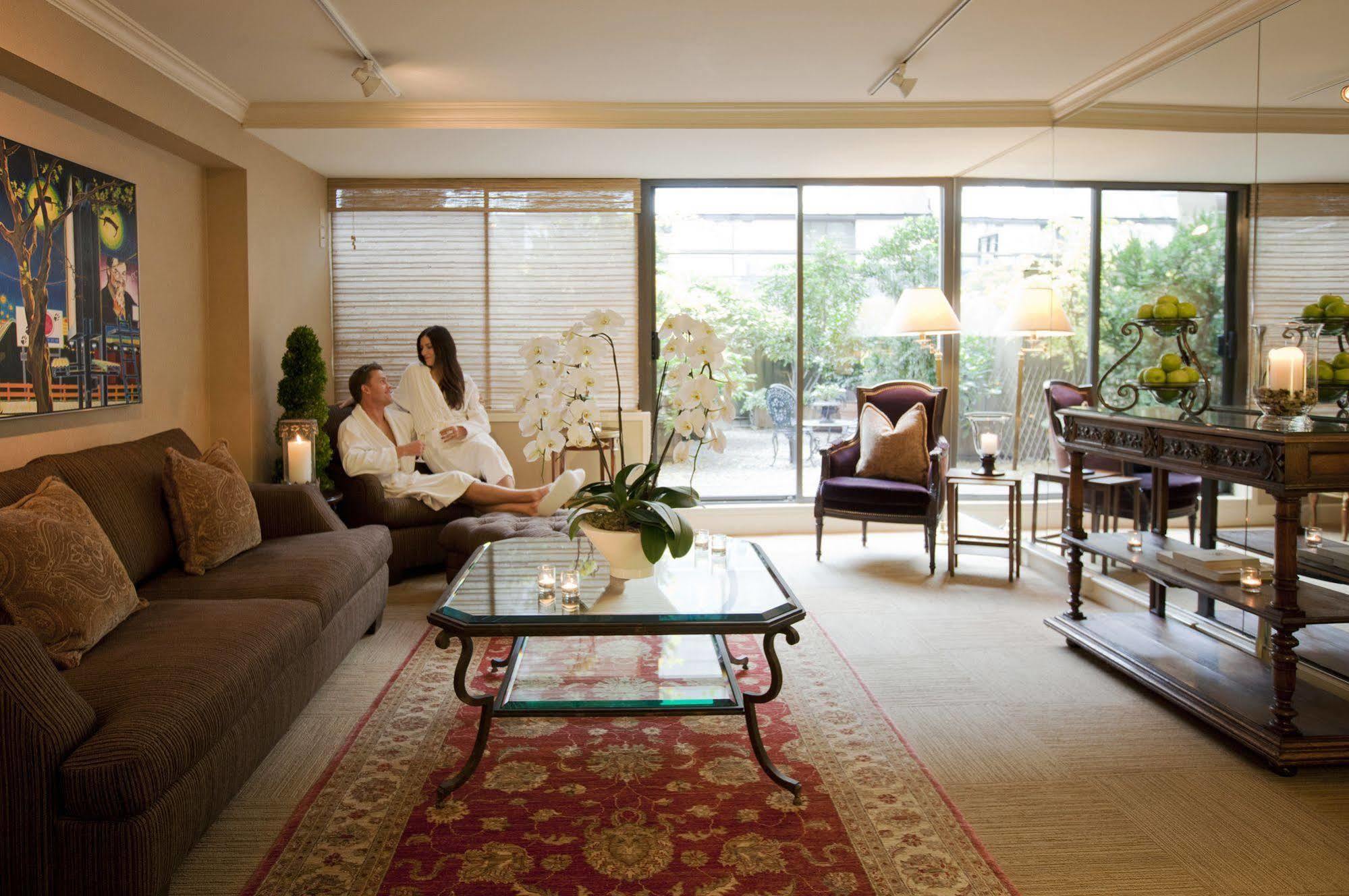 Wedgewood Hotel & Spa - Relais & Chateaux Vancouver Exteriér fotografie A living room in a condominium