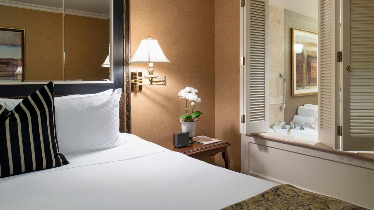 Wedgewood Hotel & Spa - Relais & Chateaux Vancouver Exteriér fotografie A guest room at the hotel