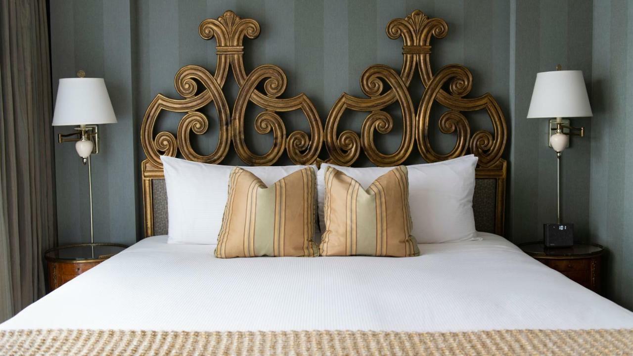Wedgewood Hotel & Spa - Relais & Chateaux Vancouver Exteriér fotografie A bed with a headboard