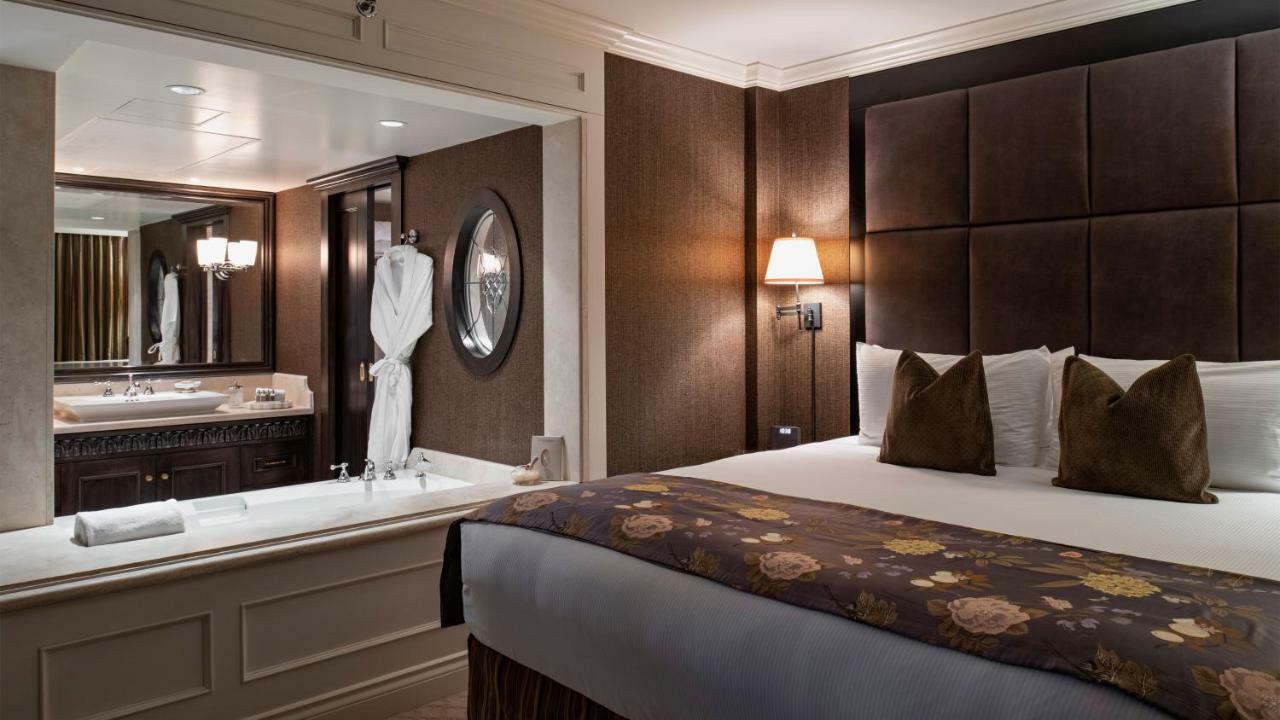 Wedgewood Hotel & Spa - Relais & Chateaux Vancouver Exteriér fotografie A bedroom on board