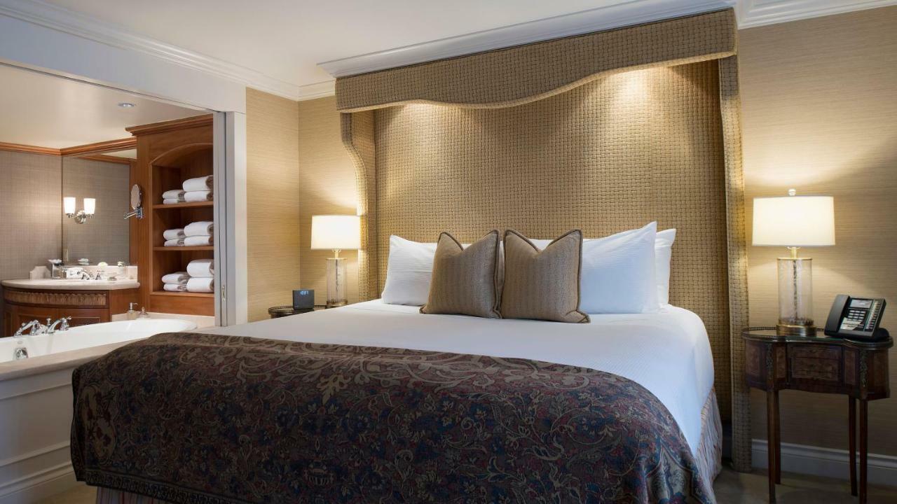 Wedgewood Hotel & Spa - Relais & Chateaux Vancouver Exteriér fotografie A bedroom at The Dorchester